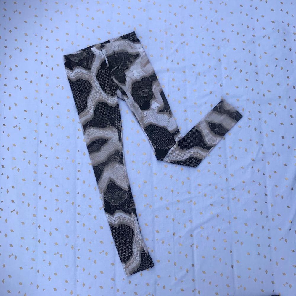 Black and Tan Camo Print Leggings Size Small